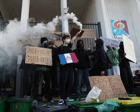New France's Prime Minister Faces Intense Pressure as Countrywide Strikes Disrupt Schools and Transportation